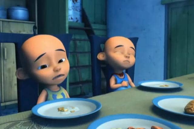 Upin dan Ipin tampak lemas dan tidak bersemangat saat pertama kali sahur