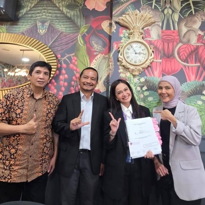 potret Ersa Mayori lulus sidang tesis