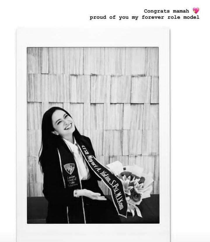 potret Ersa Mayori lulus sidang tesis