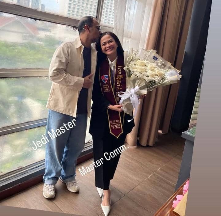 potret Ersa Mayori lulus sidang tesis