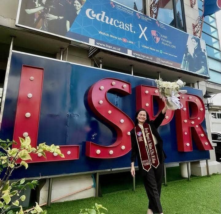 potret Ersa Mayori lulus sidang tesis