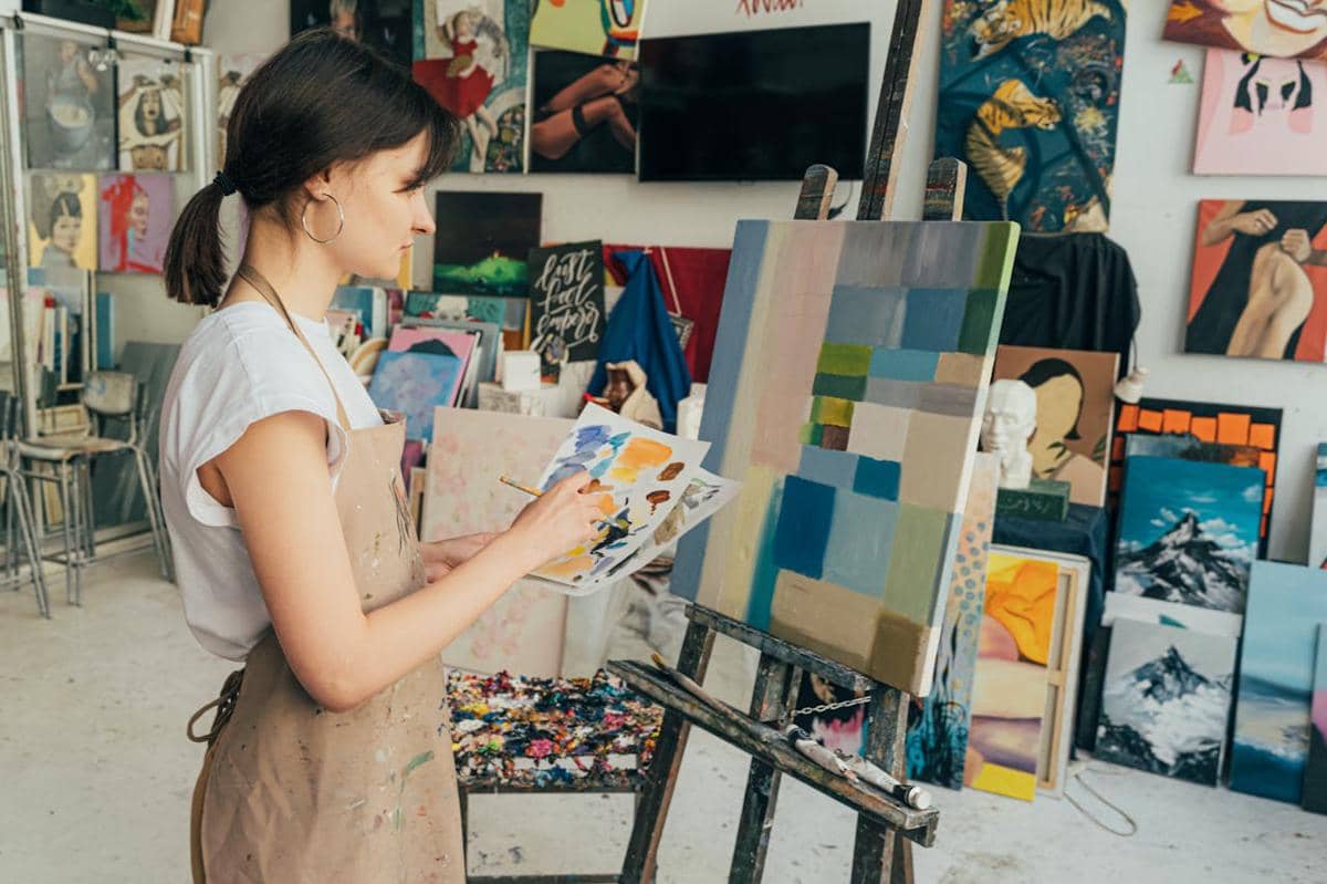 Ilustrasi seseorang melukis