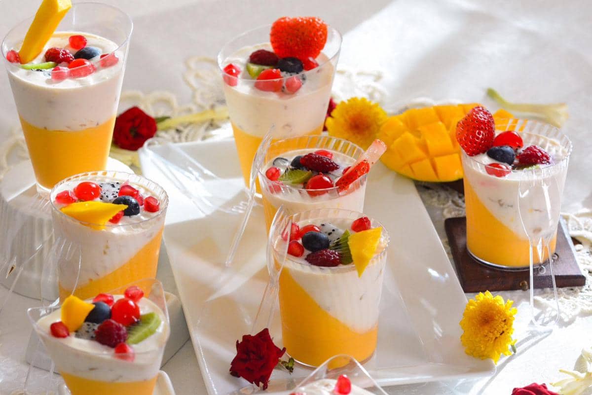 ilustrasi panna cotta buah