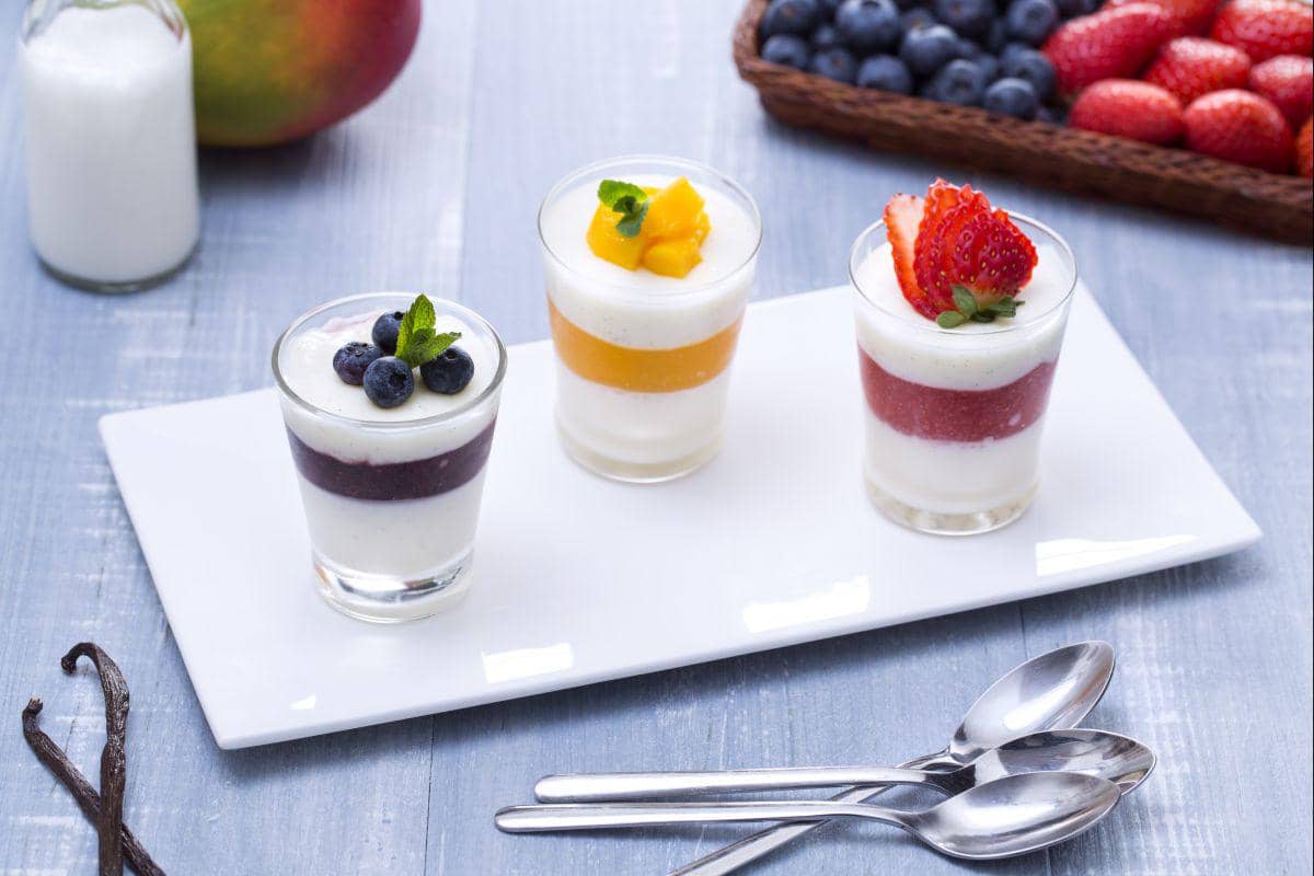 ilustrasi panna cotta buah