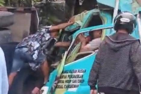 Dua truk adu banteng di Jalan Raya Ngawi–Mantingan, tepatnya di Desa Ngale, Kecamatan Paron, Kabupaten Ngawi. IDN Times/Istimewa.