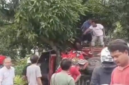 Dua truk adu banteng di Jalan Raya Ngawi–Mantingan, tepatnya di Desa Ngale, Kecamatan Paron, Kabupaten Ngawi. IDN Times/Istimewa.