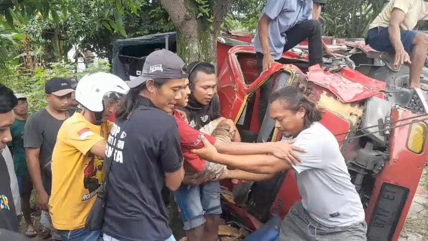 Dua truk adu banteng di Jalan Raya Ngawi–Mantingan, tepatnya di Desa Ngale, Kecamatan Paron, Kabupaten Ngawi. IDN Times/Istimewa.