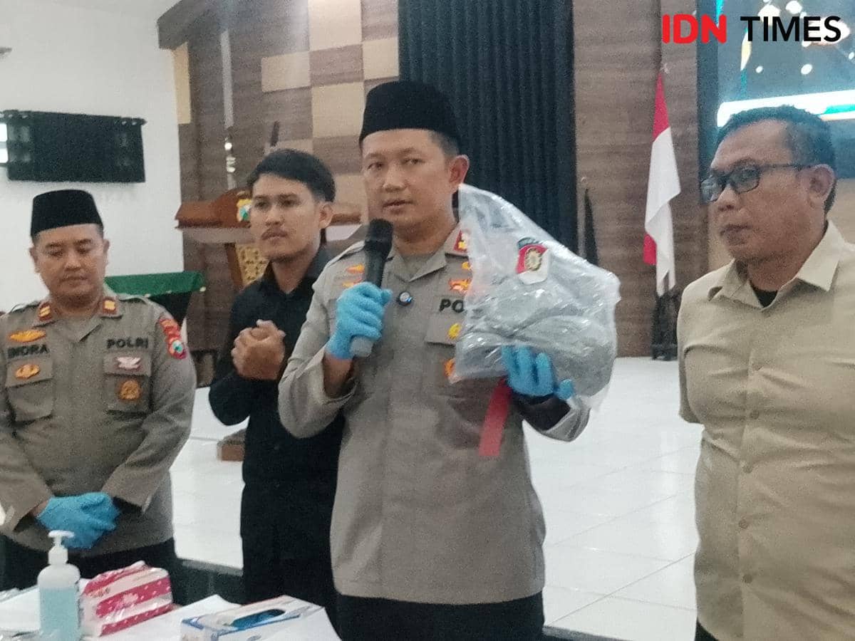 Kapolres Magetan, AKBP Raden Erik Bangun Prakasa, pamerkan barang bukti tangkapan kejahatan selama bulan Ramadan. IDN Tiimes/Riyanto.