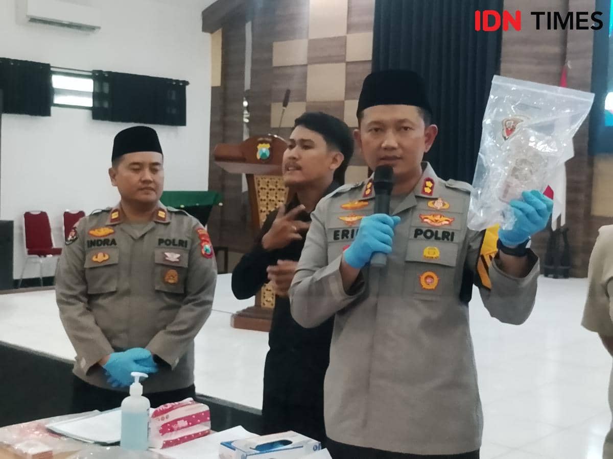 Kapolres Magetan, AKBP Raden Erik Bangun Prakasa, pamerkan barang bukti tangkapan kejahatan selama bulan Ramadan. IDN Tiimes/Riyanto.