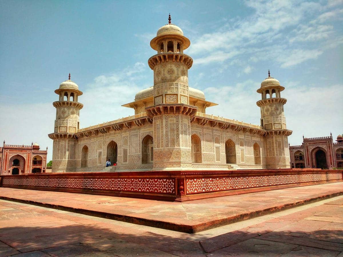 Salah satu masjid di dalam Benteng Agra, India