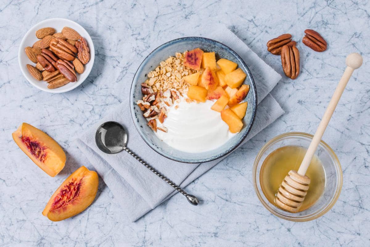 ilustrasi yogurt dengan granola