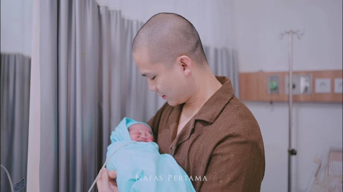 istri Cellos melahirkan anak pertama