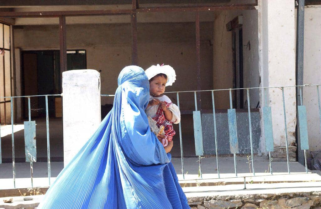 Seorang wanita dan anak Afghanistan di Provinsi Parwan