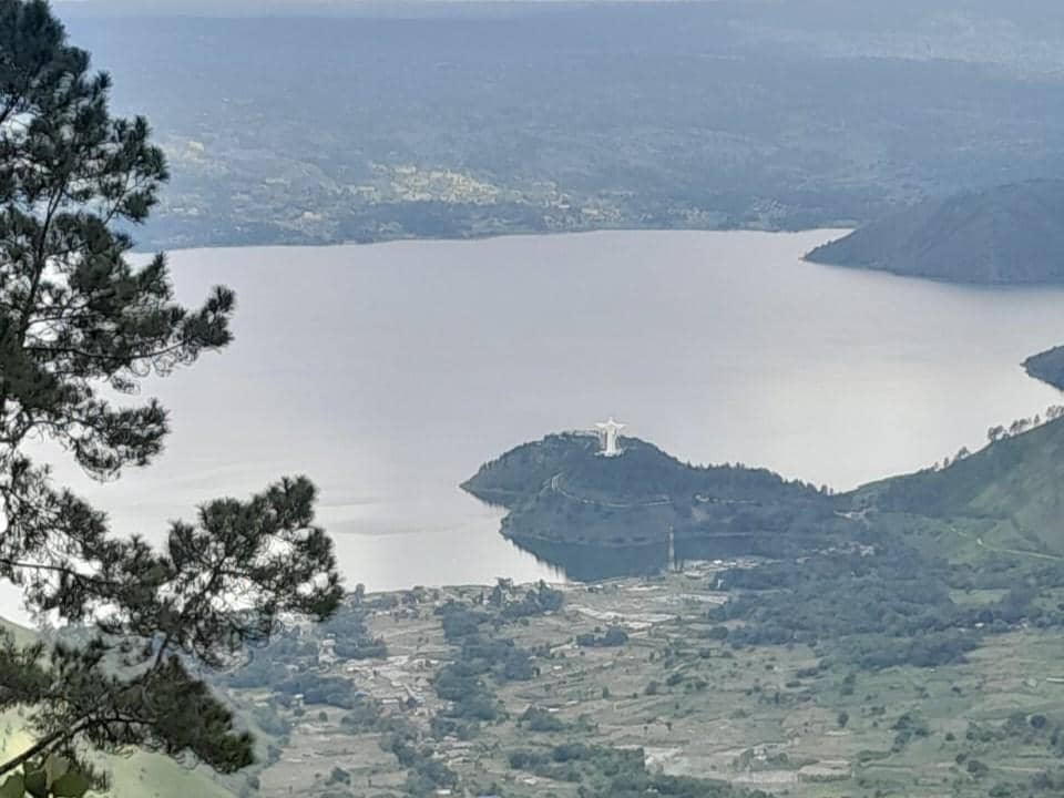 Pesona Danau Toba dari ketinggian Menara Pandang Tele, Samosir. (Dok.Pribadi/Rahel Ulina Br Sembiring)