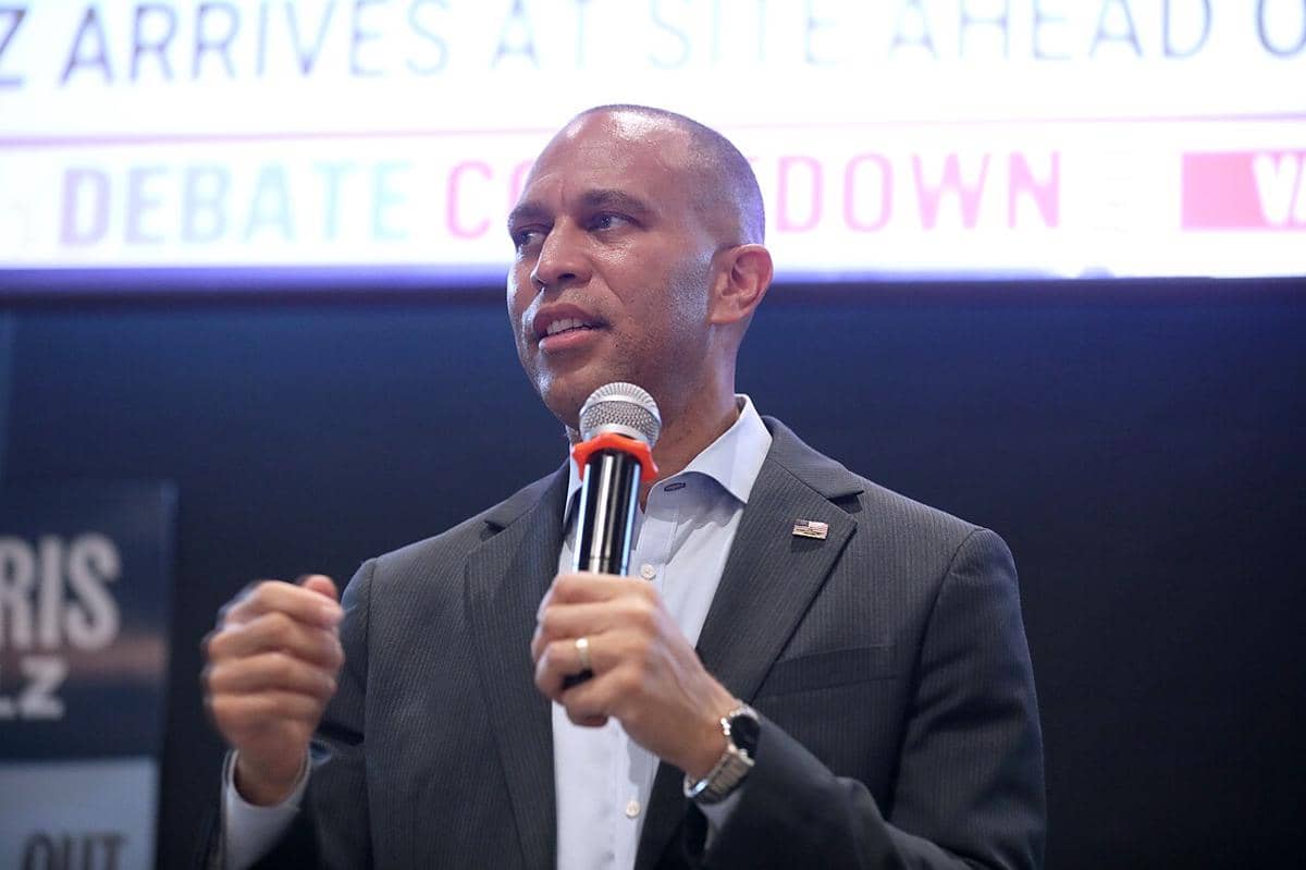 Pemimpin Minoritas DPR Hakeem Jeffries berbicara dengan para pendukungnya di acara nonton bareng debat wakil presiden di Yumbar, Phoenix, Arizona. 