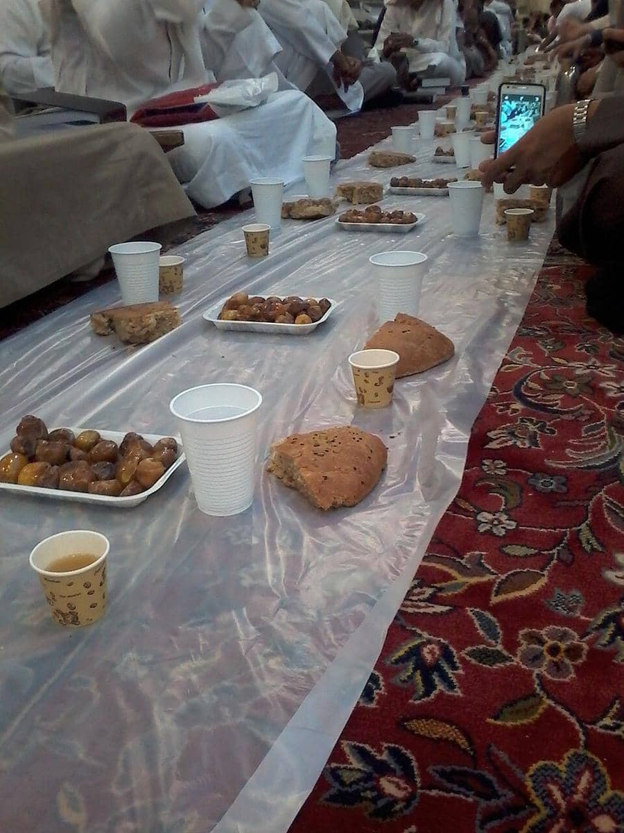 Hidangan Buka Puasa di Masjid Nabawi, Madinah.