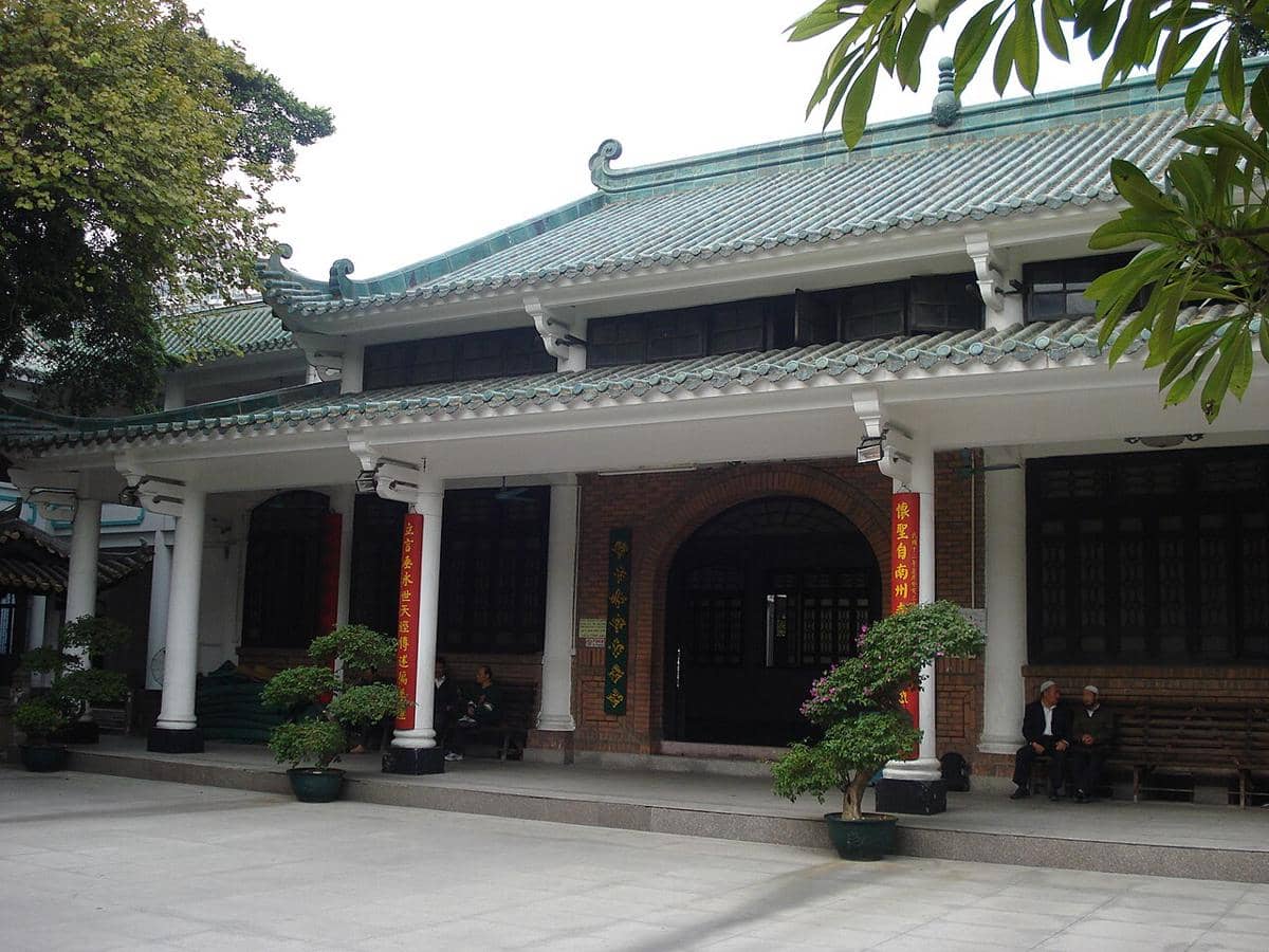 Masjid Huaisheng, juga dikenal sebagai Masjid Guangta atau Masjid Mercusuar, yang terletak di Guangzhou, Tiongkok.