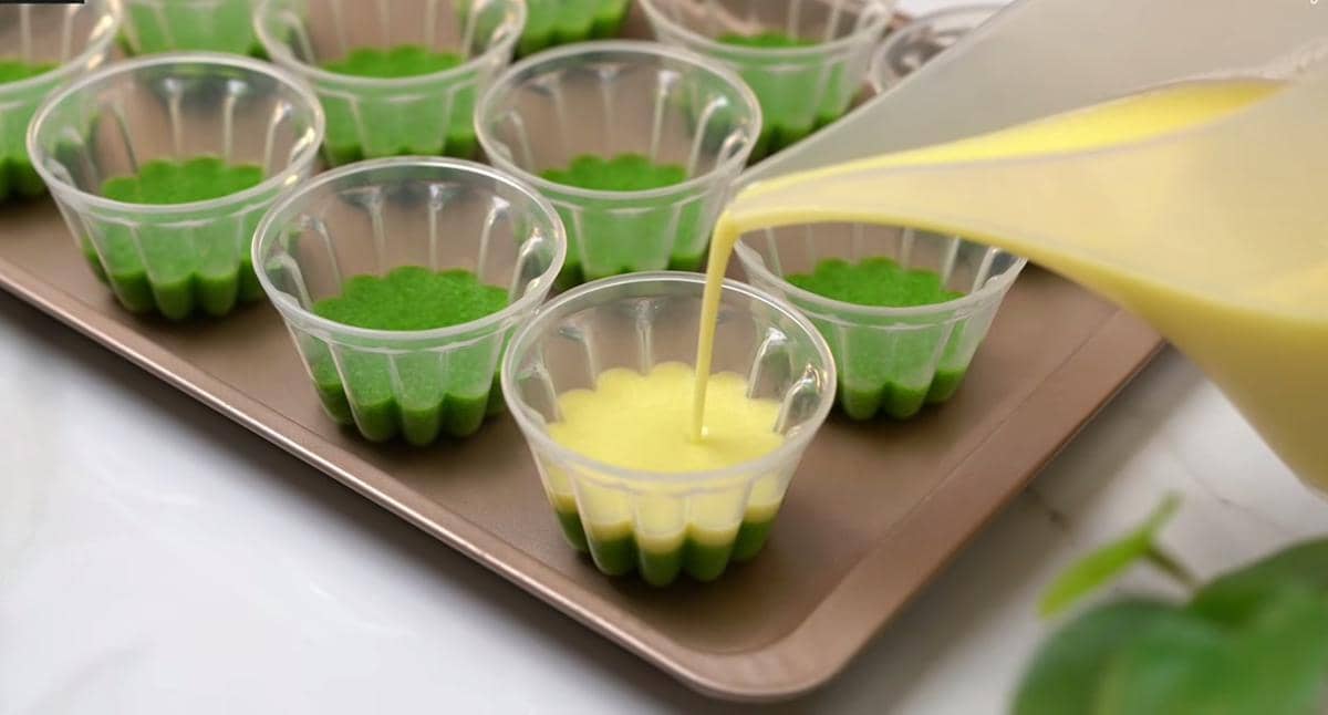 ilustrasi menuang puding mentega