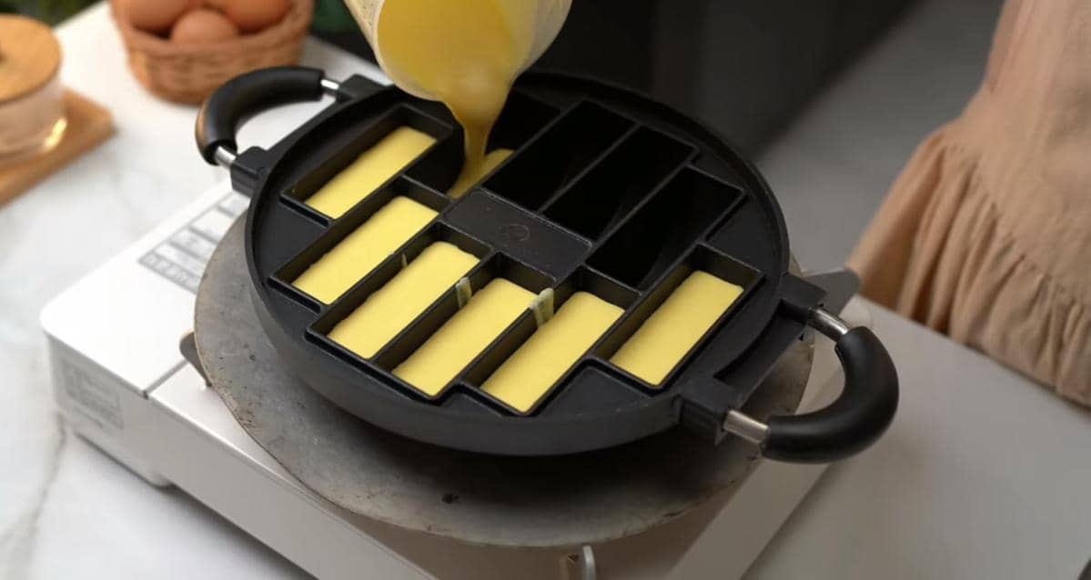 ilustrasi tuang adonan ke dalam cetakan