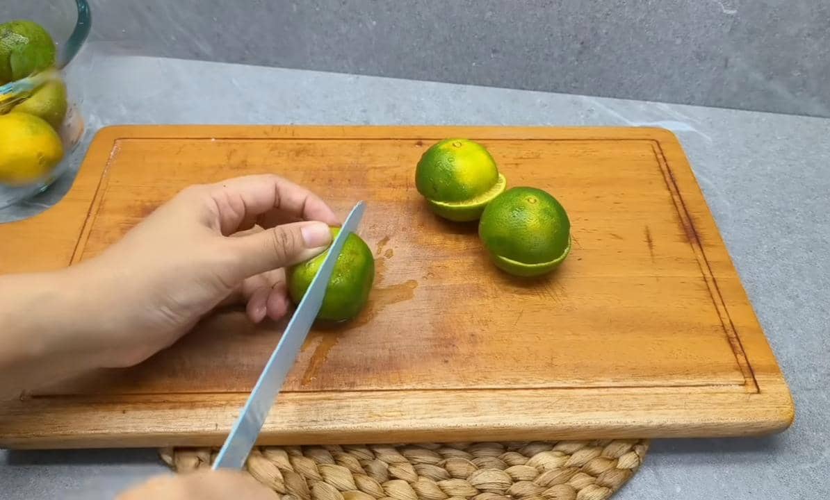 ilustrasi memotong jeruk