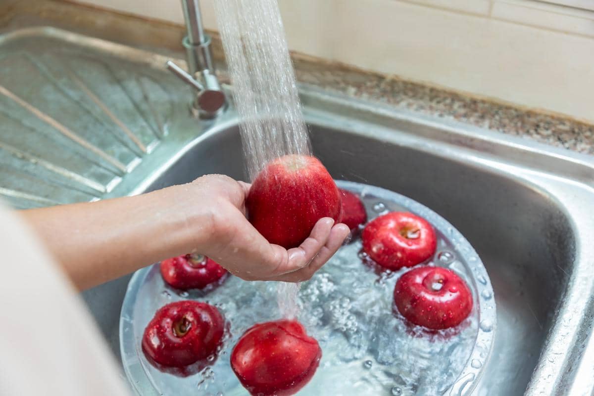 ilustrasi mencuci buah