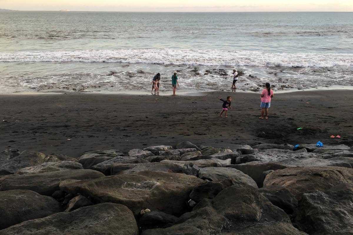 pasir hitam Pantai Purnama (dok.pribadi/Natalia Indah)