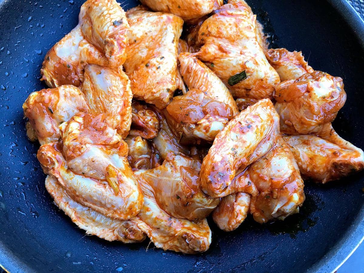 ilustrasi cara membuat chicken wings hot spicy