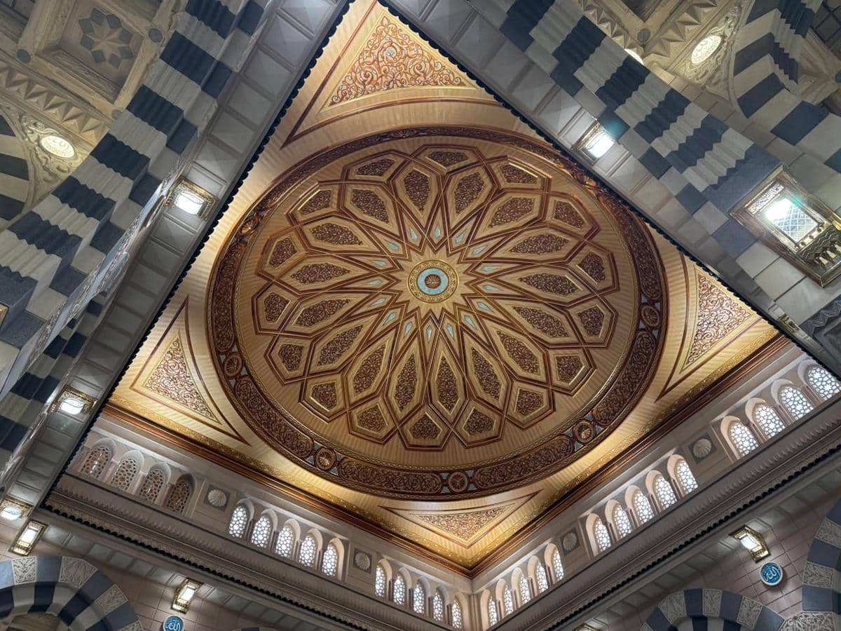 Langit-langit interior yang berornamen dari Masjid Nabawi. Desain tersebut mencakup 27 kubah geser yang dapat ditarik untuk memungkinkan cahaya alami masuk ke dalam masjid.