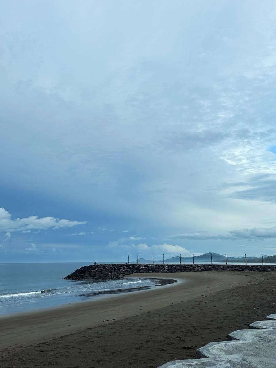 Angelina Sondakh ke Pantai Boroko