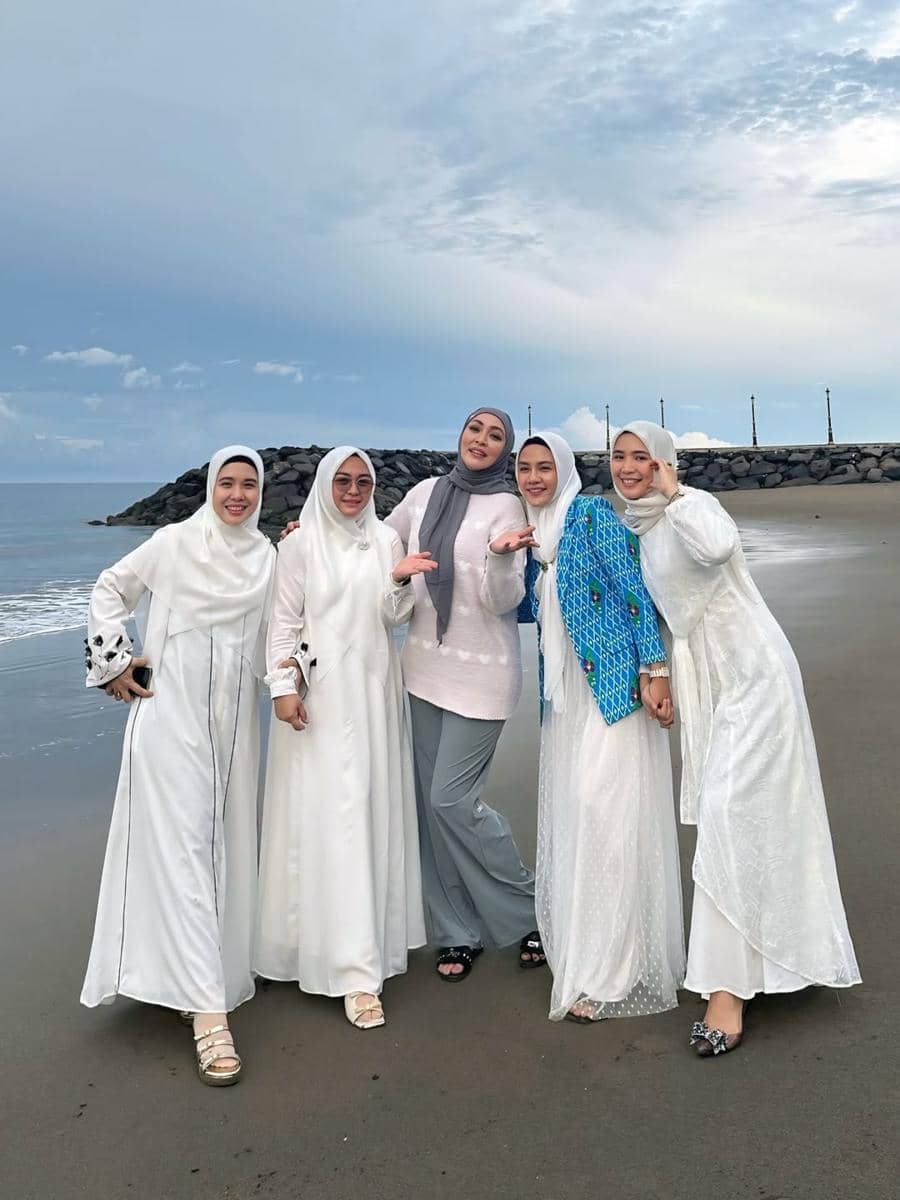 Angelina Sondakh ke Pantai Boroko