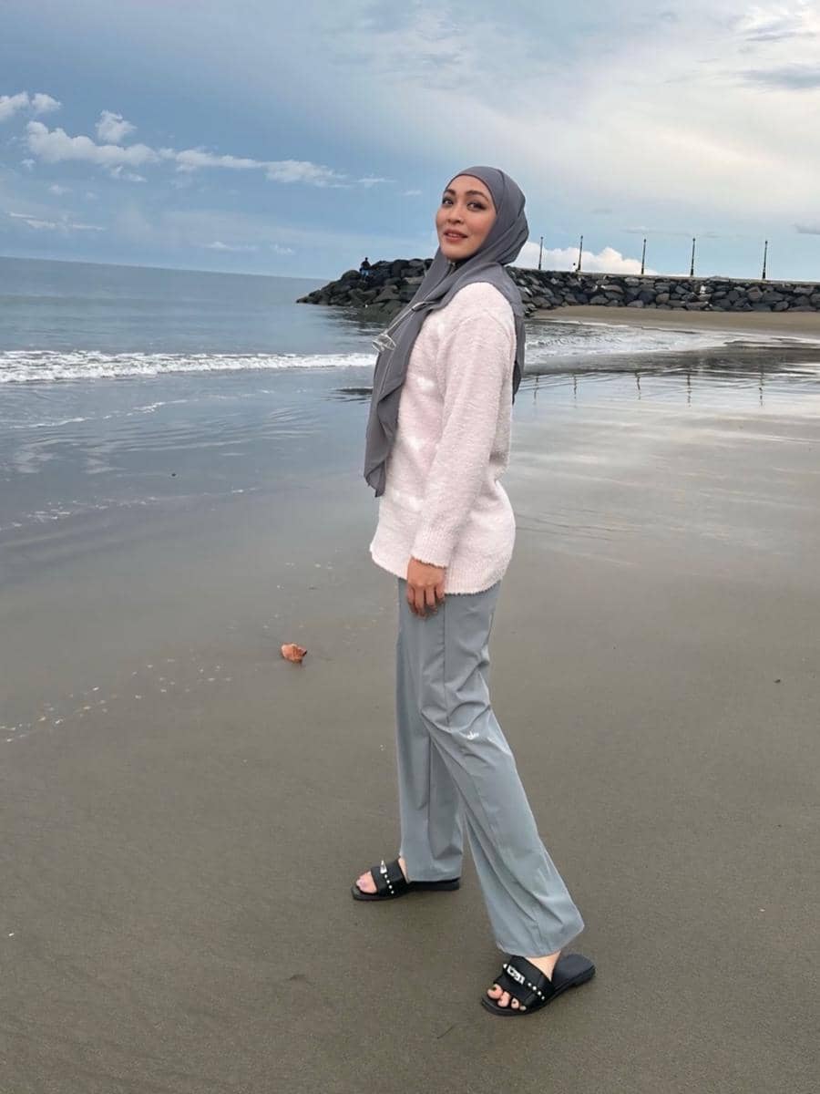 Angelina Sondakh ke Pantai Boroko