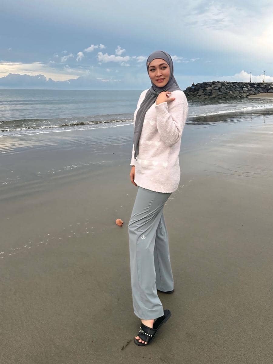 Angelina Sondakh ke Pantai Boroko