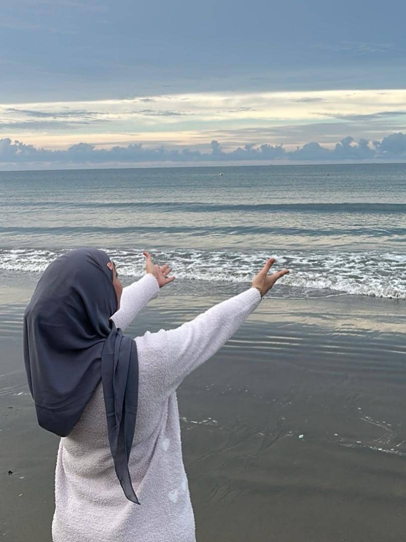 Angelina Sondakh ke Pantai Boroko