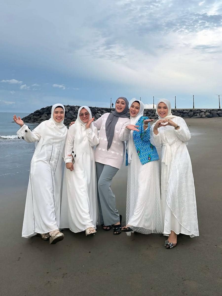 Angelina Sondakh ke Pantai Boroko