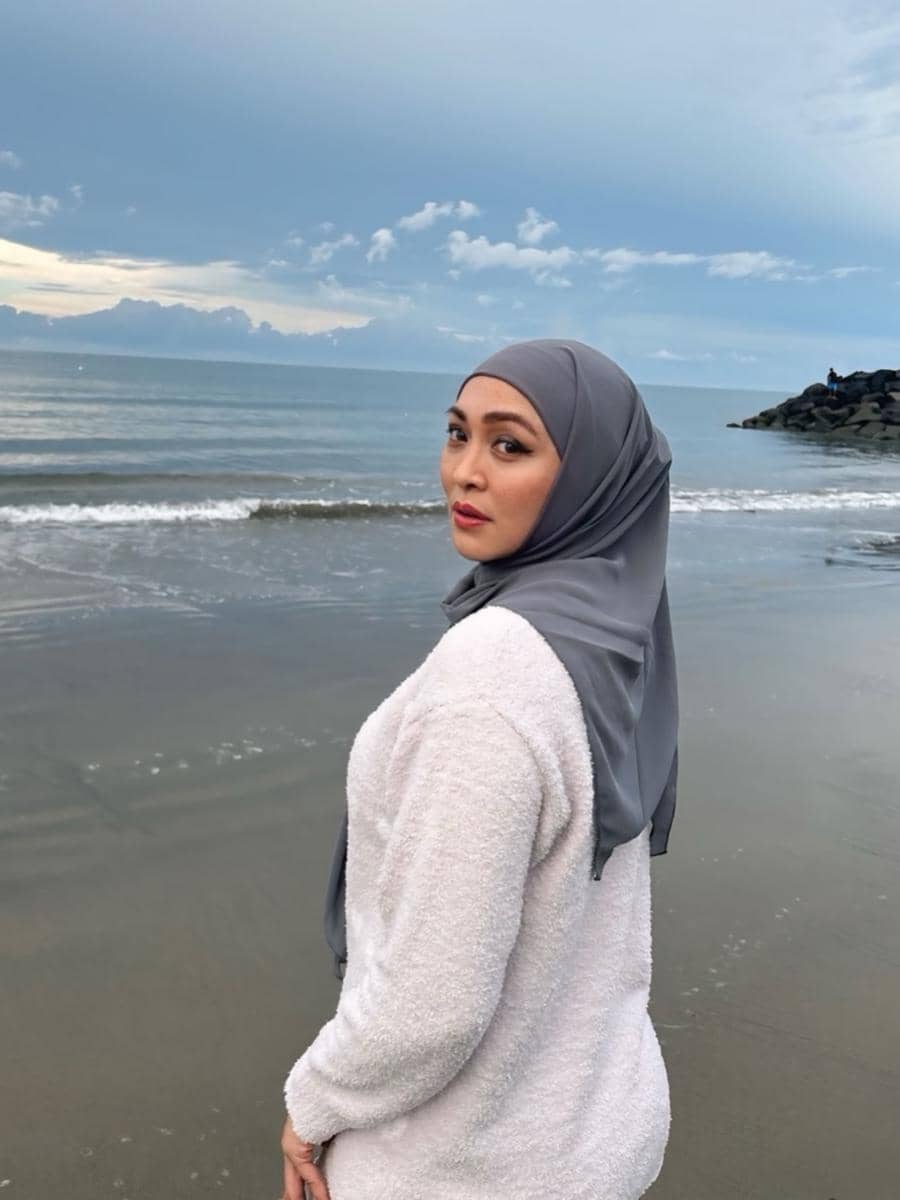 Angelina Sondakh ke Pantai Boroko