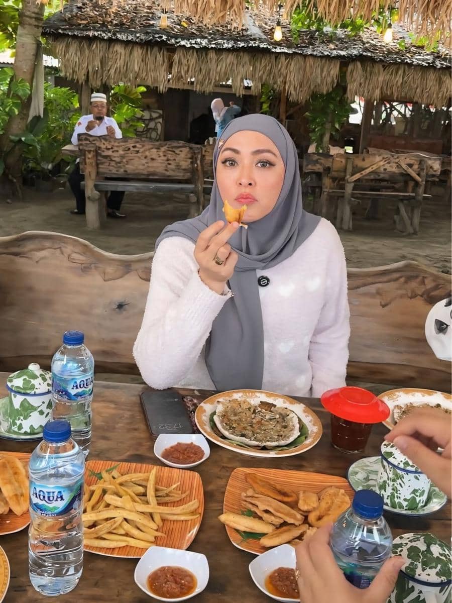 Angelina Sondakh ke Pantai Boroko