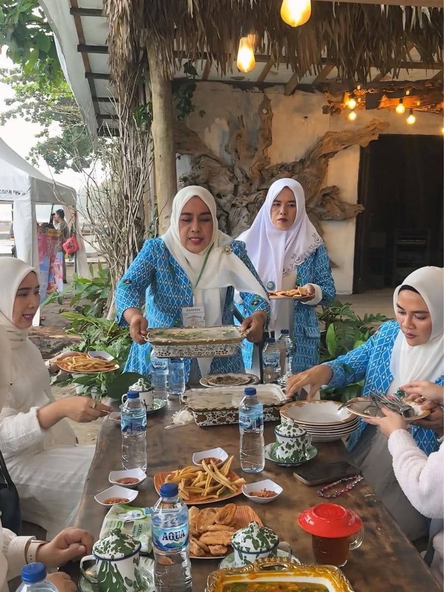 Angelina Sondakh ke Pantai Boroko