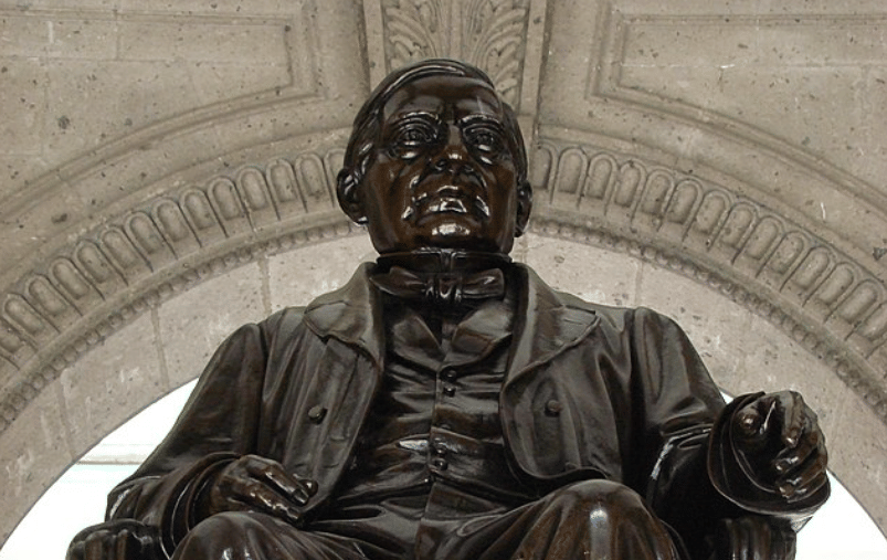 ilustrasi patung Benito Juárez