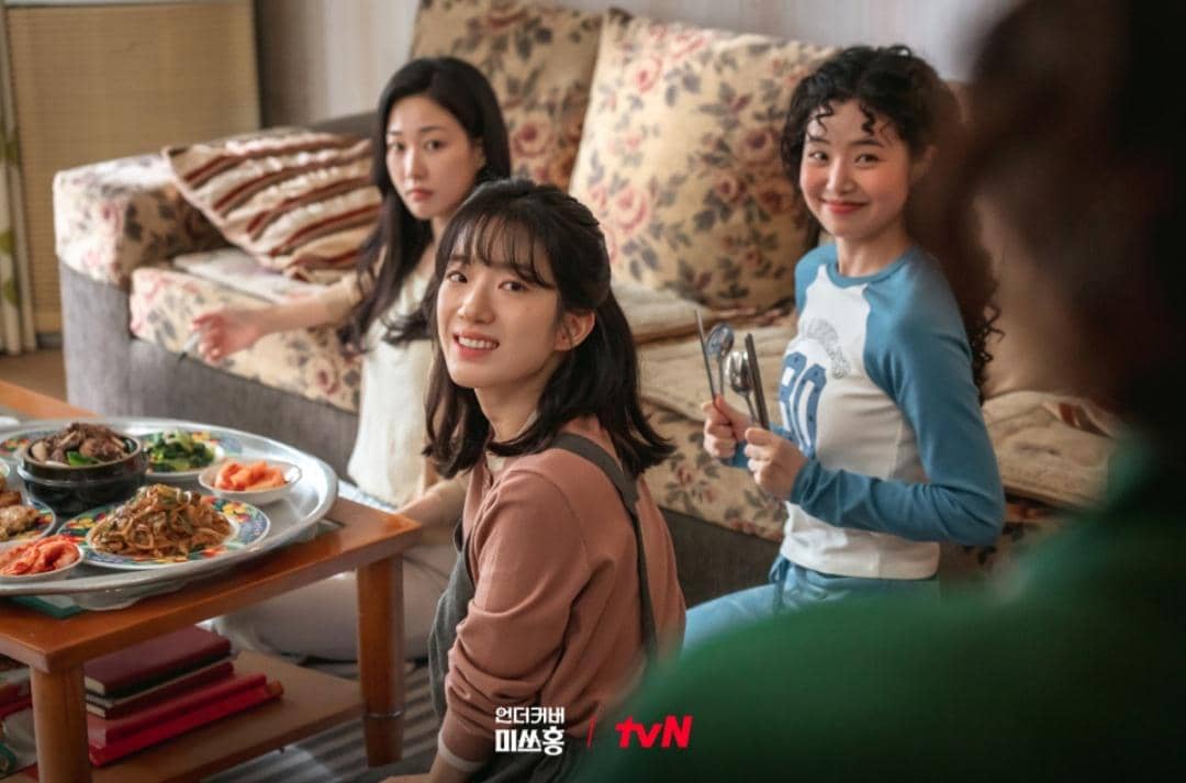 5 Rahasia Balik Pintu Asrama 301 di Undercover Miss Hong