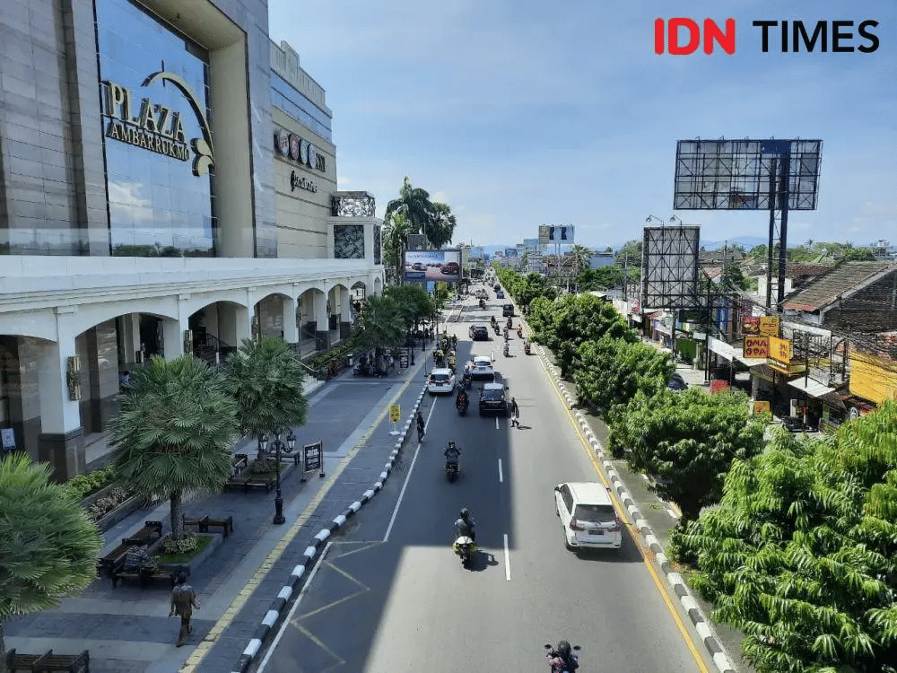Ilustrasi lalu lintas di depan Plaza Ambarrukmo, Jalan Laksda Adisucipto, Sleman. (IDN Times/Paulus Risang)