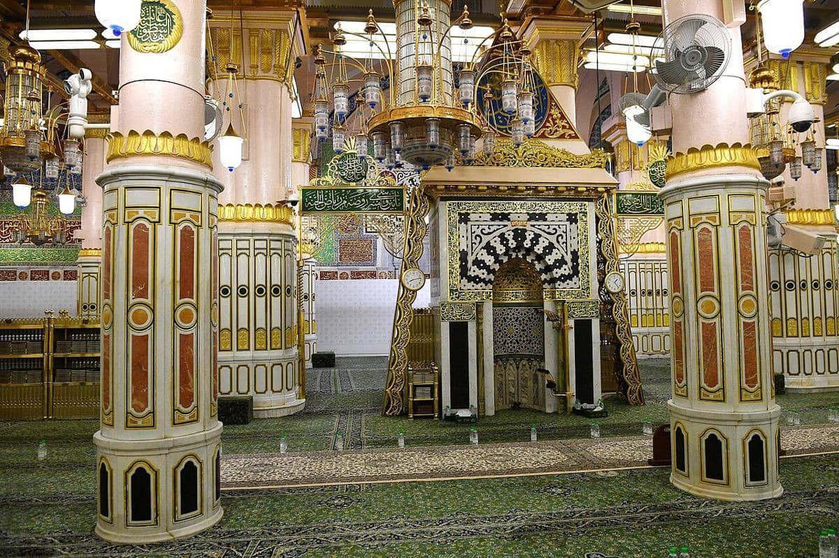 Mihrab Nabawi di dalam Masjid Nabawi. Letaknya berada di dalam area suci yang dikenal sebagai Raudhah al-Sharifah, yang sering disebut sebagai "Taman Surga".