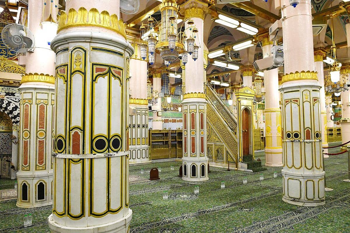 Pilar-pilar yang berada di area Raudhah di dalam Masjid Nabawi, Madinah.