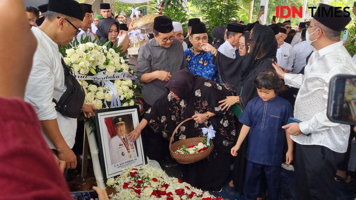 Pemakaman Gubernur Sumsel 2008-2018 Alex Noerdin di Pemakaman Keluarga Kebun Bunga Palembang