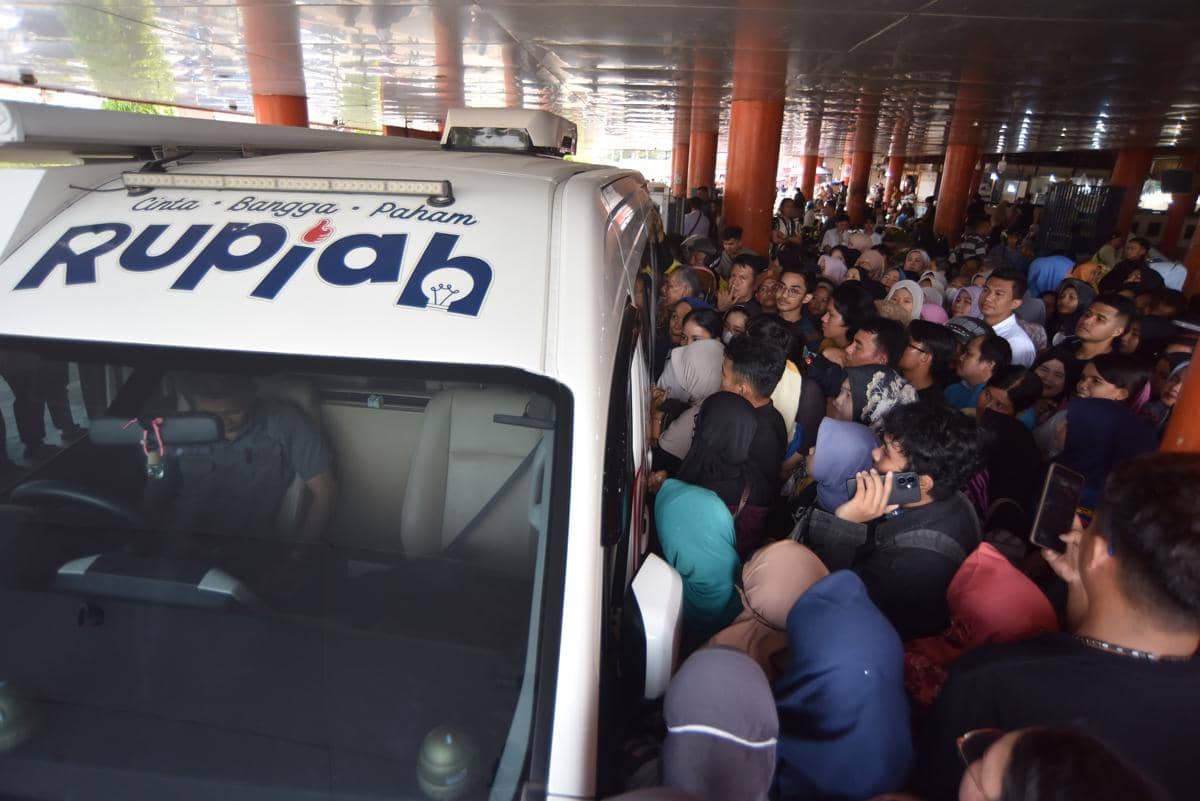 Ilustrasi warga mengantre untuk menukarkan uang pada mobil penukaran uang keliling. (ANTARA FOTO/Fitra Yogi)