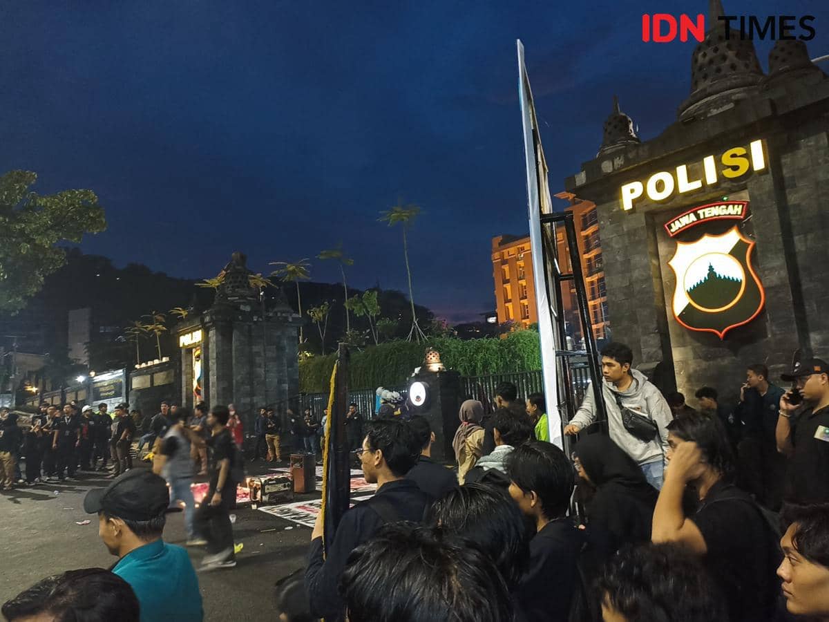 Massa BEM Semarang Desak Kapolri Setop Polisi Kelola Kopdes dan MBG