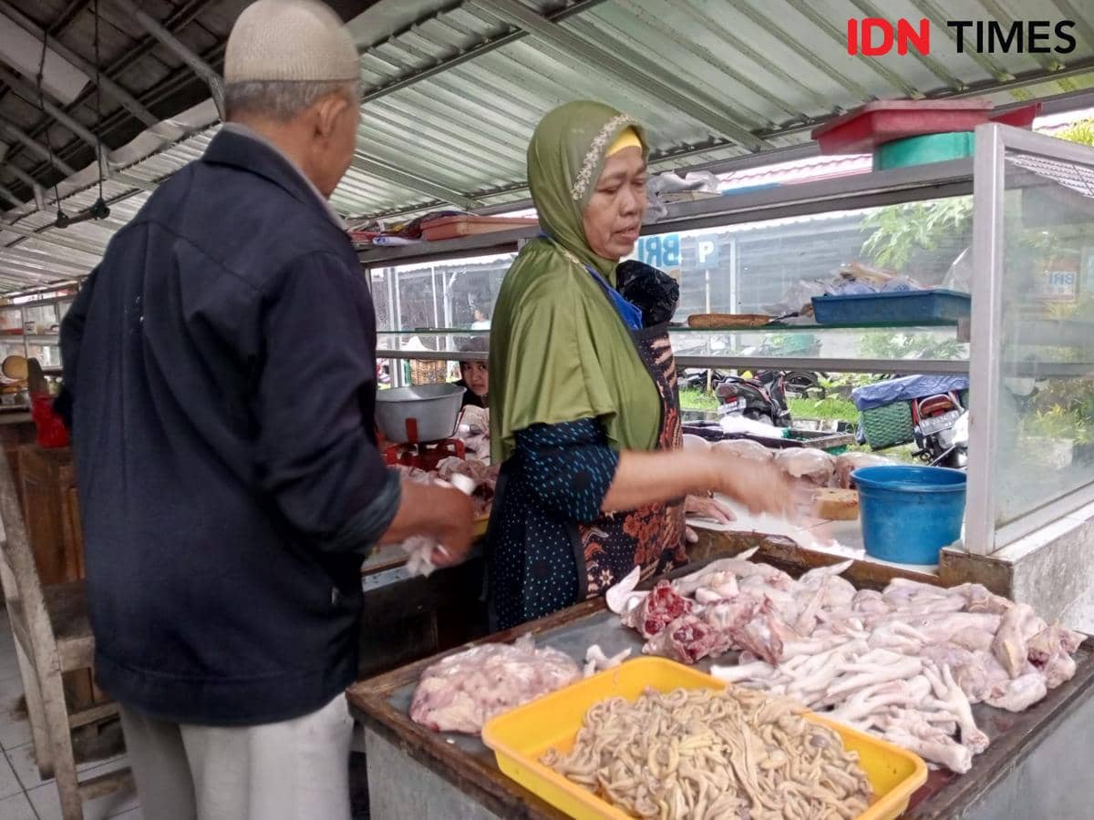 Pedagang daging ayam potong di pasar yang ada di Kabupaten Bantul.