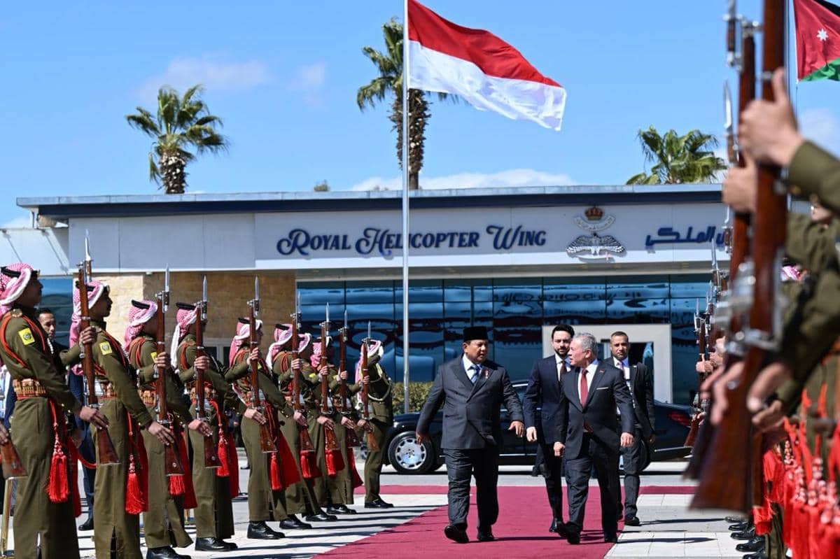 Raja Abdullah II ibn Al Hussein mengantar langsung Presiden Prabowo menuju Bandar Udara Militer Marka, Amman, pada Rabu (25/2/2026) dok. Sekretariat Presiden)