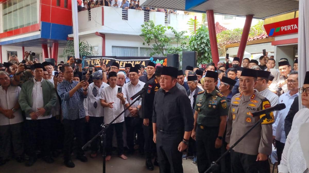 Gubermur Sumsel Herman Deru menghadiri acara pelepasan jenazah Gubernur Sumsel 2008-2018 Alex Noerdin