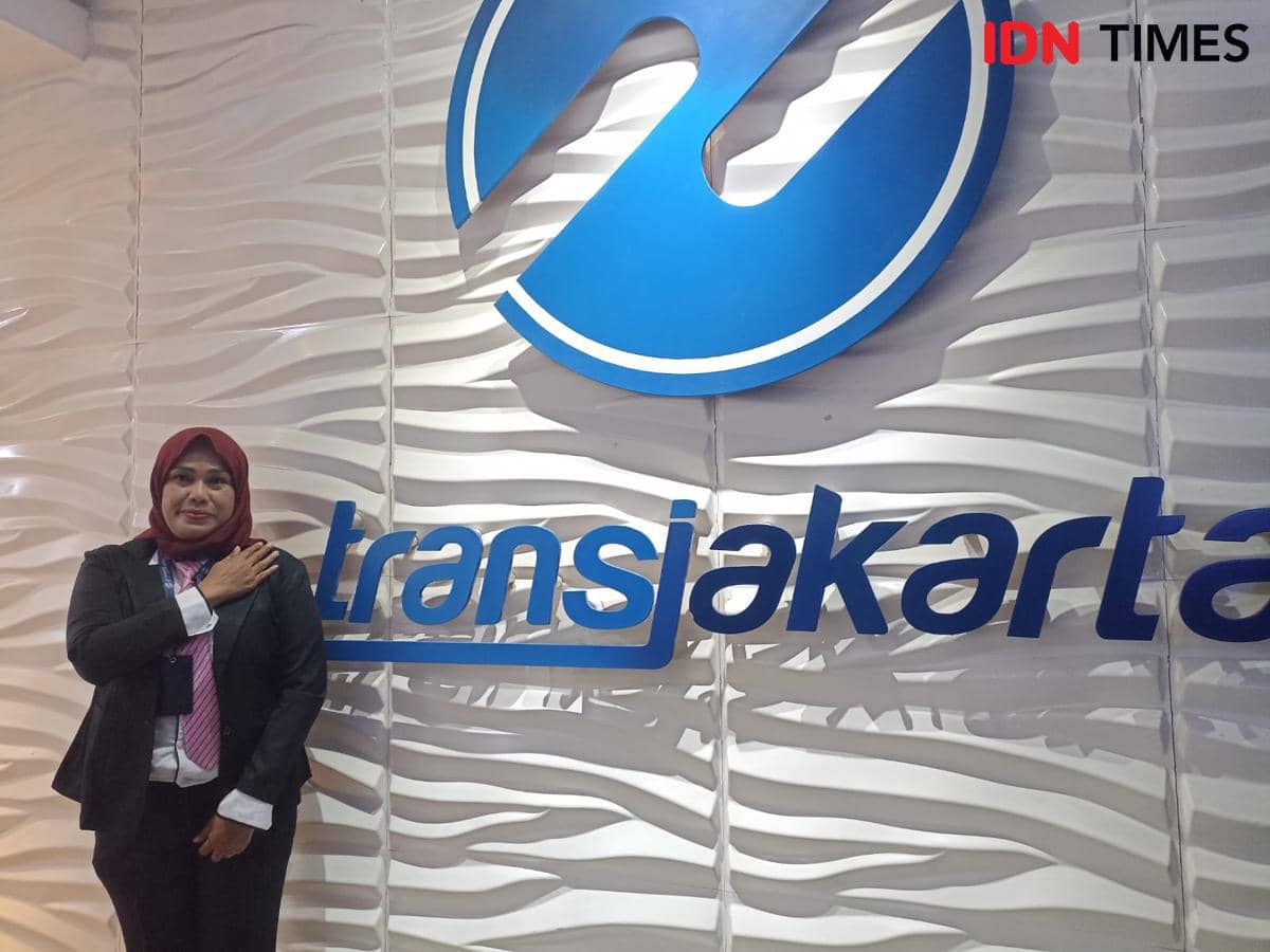 Pramudi Bus Transjakarta Endang Moeryanti. 