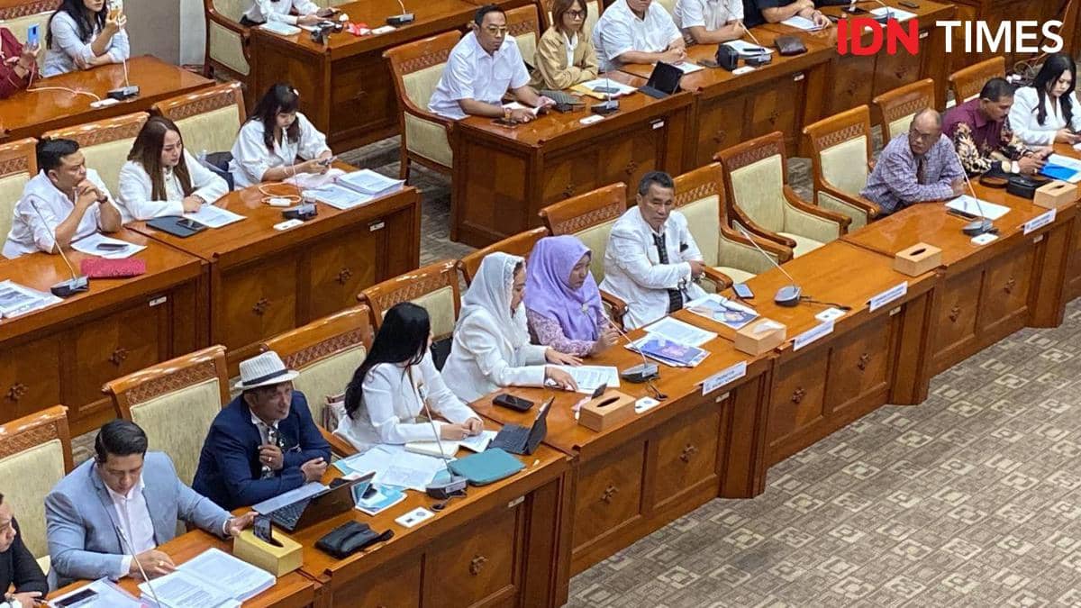 Tangis Haru Ibu Terdakwa Kasus Kematian Mahasiswi di Lombok di DPR